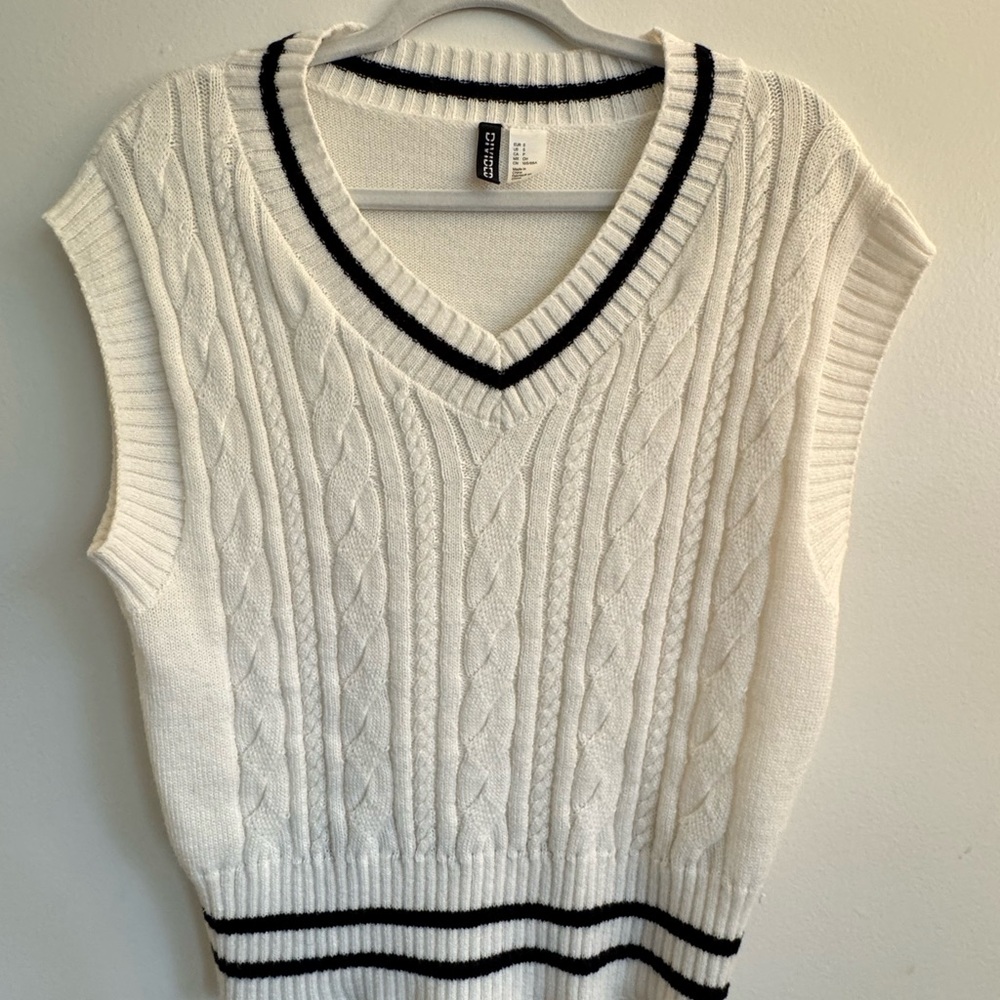 H&M Black and White V-Neck Sweater